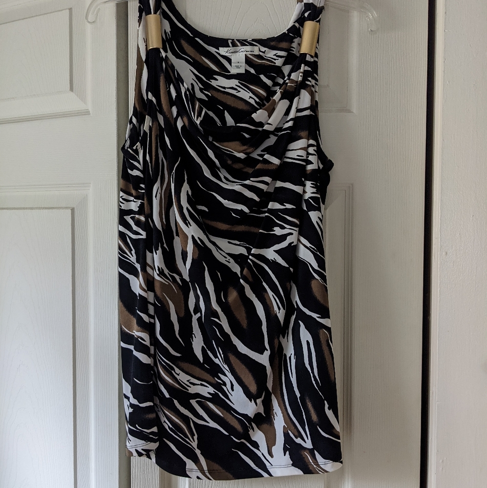 Scoop neck sleeveless top
